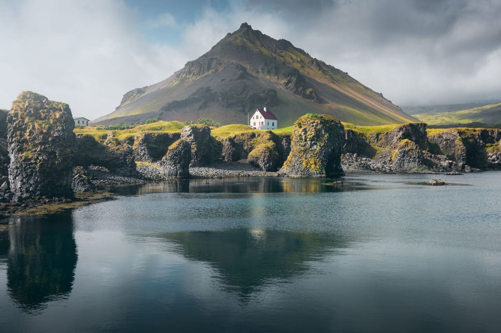 Iceland’s Arctic Grace: The Complete Iceland Experience